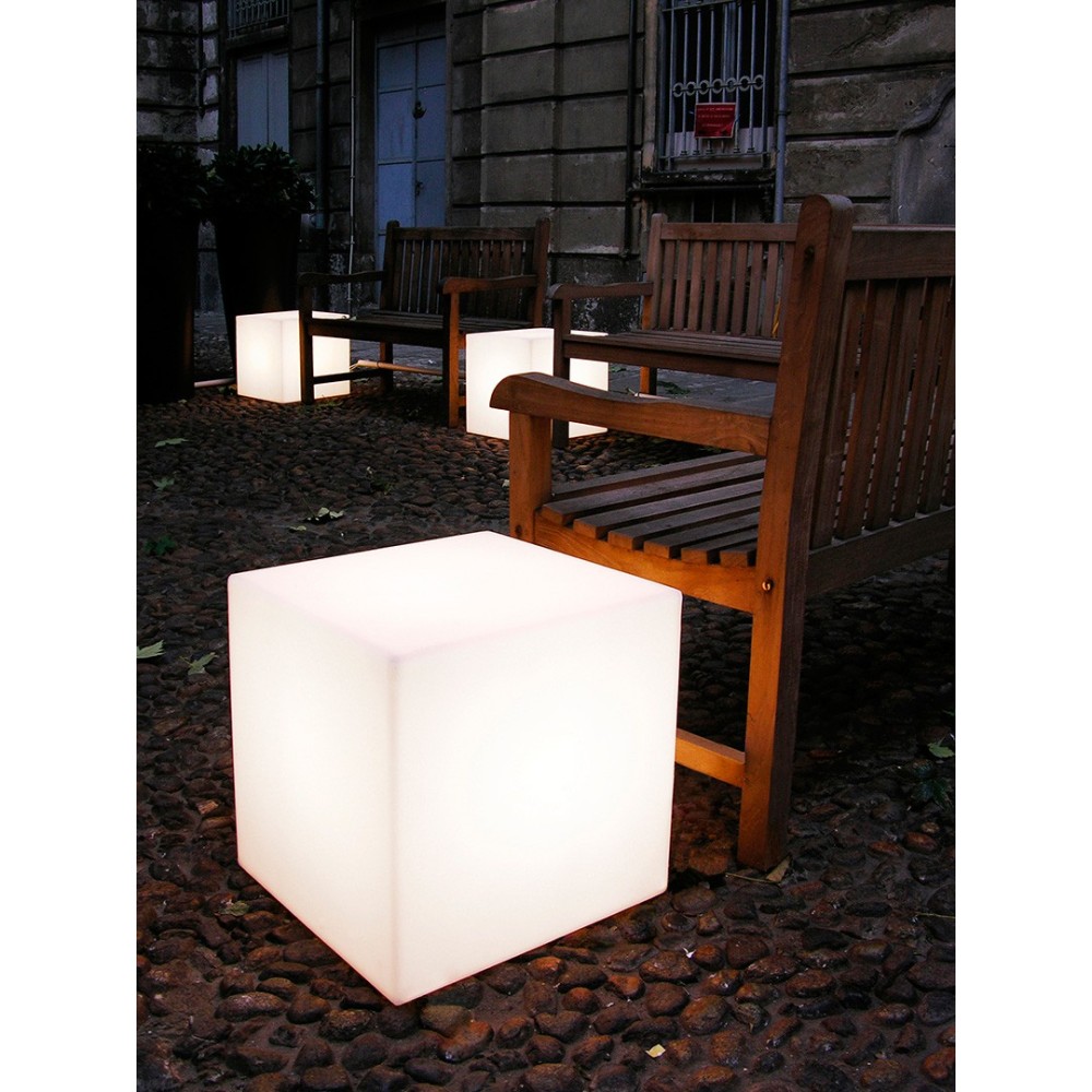 Slide, lampada da terra, tavolo e sospensione Cubo